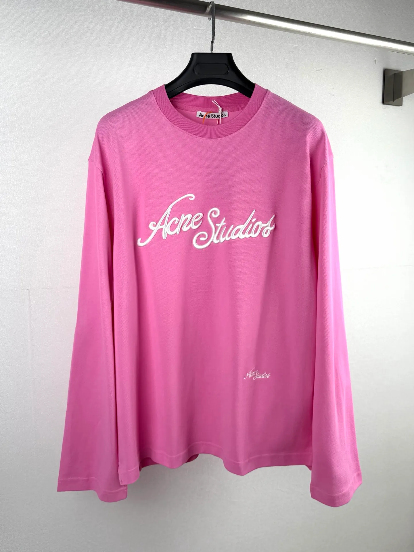 ACNE Studios embroidered logo long-sleeved T-shirt. Customized matte luxury piqué cotton. The texture is dense, soft and skin-friendly. The misty night black is the keynote. The delicate texture is smudged with luxurious soft light. The iconic embroidered logo is engraved on the chest. The same logo on the hem is exquisitely echoed. The minimalist silhouette hides high-level recognition. It has both eye-catching tension and noble texture. It perfectly interprets the Scandinavian minimalist style. Unlock the code of street luxury trends. Process 1: Use imported machine embroidery technology. Use advanced computer control systems and precision mechanical components to realize Acne Studios logo work. High precision. Smooth and delicate lines. Process 2: The fabrics have been fermented and washed. The texture is better. Not easy to deform. Not easy to shrink. Not easy to fade. Maintain long-term beauty. Accessories: Customized 1:1 Acne trademark. Version: loose version. Size: S M L XL.